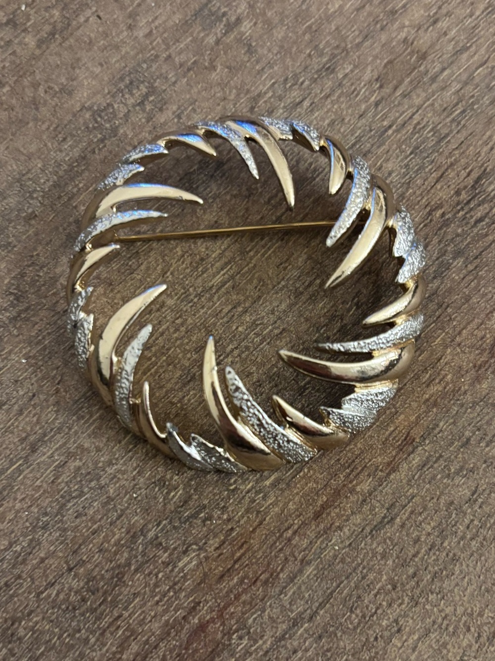 Sarah Coventry Two-Tone Gold and Silver Leaf Circle Brooch